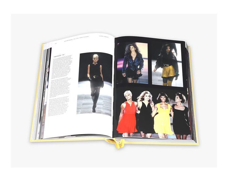Книга о модных коллекциях Версаче с иллюстрациями Versace Catwalk: The Complete Collections. Tim Blanks B-462 фото