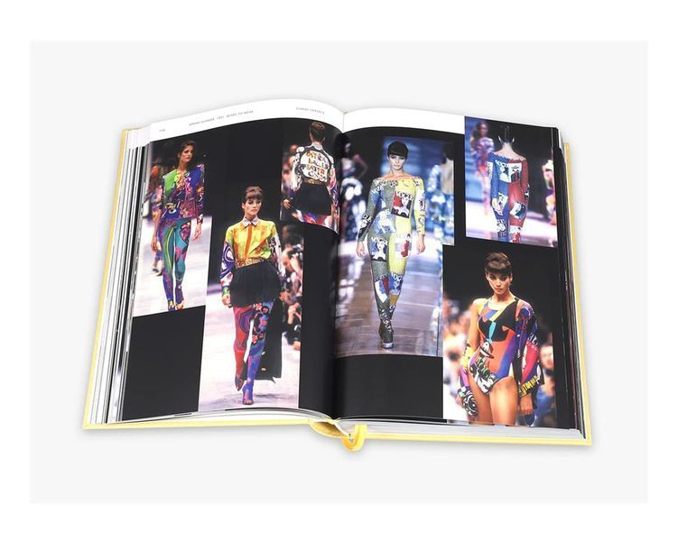 Книга о модных коллекциях Версаче с иллюстрациями Versace Catwalk: The Complete Collections. Tim Blanks B-462 фото