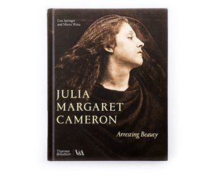 Книга для фотографів про портретну фотографію Джулії Маргарет Камерон Julia Margaret Cameron: Arresting Beauty B-490 фото