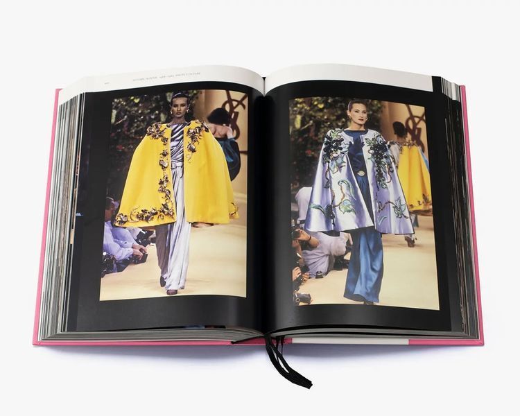 Книга про модний Дім Ів Сен-Лоран Yves Saint Laurent Catwalk: The Complete Haute Couture Collections B-533 фото