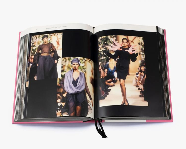 Книга про модний Дім Ів Сен-Лоран Yves Saint Laurent Catwalk: The Complete Haute Couture Collections B-533 фото