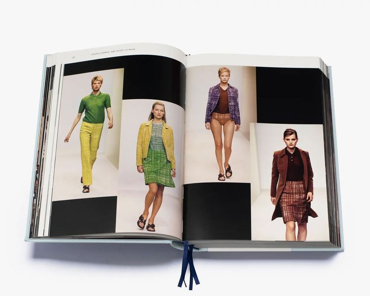 Книга про колекції Прада Prada Catwalk: The Complete Collections. Susannah Frankel історія моди з ілюстраціями B-534 фото